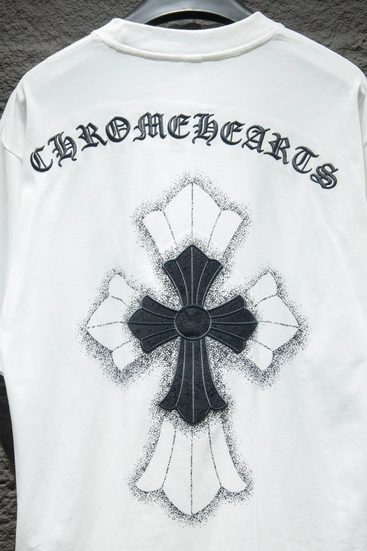 P170 🆕Chrome Hearts os version is really charming and Chrome Hearts is really a must-have. Each season's new version is made to the extreme. It is very practical and can be worn casually. Nice✔️ - ⚠️100% cotton. It is made of 32-count double yarn, 260-gram weight fabric and imported knitted carded cotton. It has moderate thickness, drape and contour, and the upper body is comfortable! ! It is very tolerant to fat body types and can instantly lose five pounds after wearing it!  The front and rear panels are hand-printed on the silk screen platen, and the 3D full-color scan pattern is used as film to ensure that the printing pattern is restored to the highest degree, and the printing has a cracking effect and is reinforced and not easy to fall off. The upper and lower LOGO printing has a strong touch texture. The printing material uses environmentally friendly active water slurry, and the base anti-sublimation liquid. The ready-made garments can withstand washing without stripping. Front panel #Back panel Simple elements# Artistic arrangement of English letters Imported Tajima high-density heavy industry embroidery technology Three-dimensional and full fonts The addition of handmade elements to the body of the garment greatly increases the interest of the garment and creates a unique visual effect. After special fraying effect treatment, a unique distressed effect is formed. An irregular hem is added to the version. This year, Crow Heart is focusing on the version. In the past two years, the oversize version has become the focus of the trend. It has also been a popular staple in the past two years. The change of designers has made this brand an instant hit. The progressive fashion of the times also needs the blood impact of fresh elements and trendy designs in order to continue its glory! It’s stylish both inside and outside, a must-have for high street travel! An absolute "eye-catching style" that can match couples 💏 Color: black and white Size: S M L XL